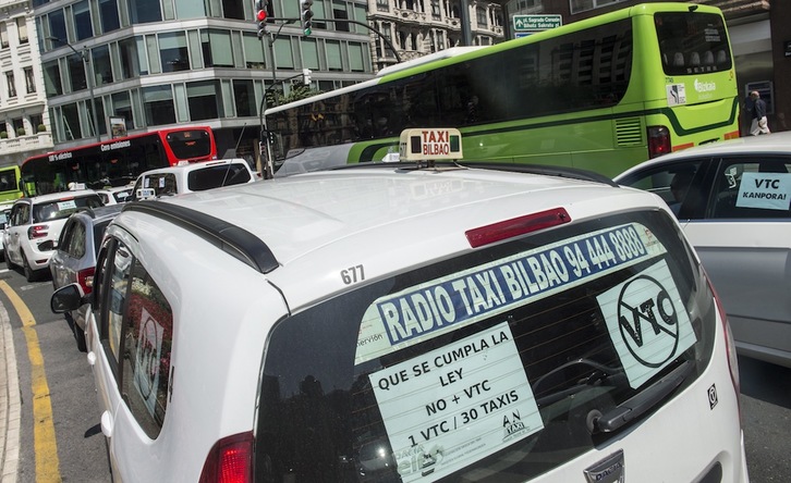 Una de las protestas de taxistas en Bilbo exigiendo la regulación de los VTC. (Marisol RAMÍREZ/FOKU)