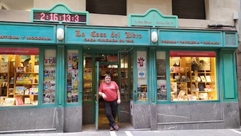 Carmelo Buttini posa en La Casa del Libro,en cuya fachada destaca el reloj con la cuenta atrás sanferminera. (FOTOGRAFÍAS: Iñaki VIGOR)