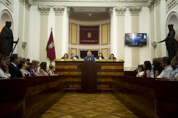 Ramiro González tomo ayer posesión del cargo de diputado general de Araba. (Jaizki FONTANEDA / FOKU)