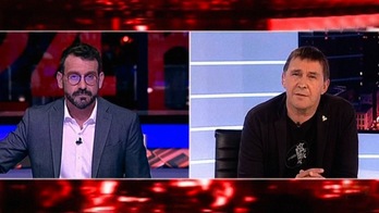 Imagen de un momento de la entrevista a Arnaldo Otegi en el canal 24H de TVE. (NAIZ)