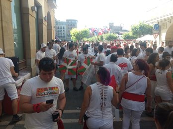 Kalejira reivindicativa previa al lanzamiento del chupinazo, justo antes de salir.