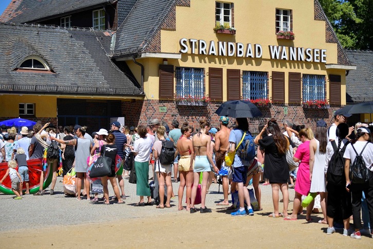 Bañistas hacen cola para acceder a una playa de la zona de Wannsee, en Berlín. (Tobias SCHWARZ | AFP)