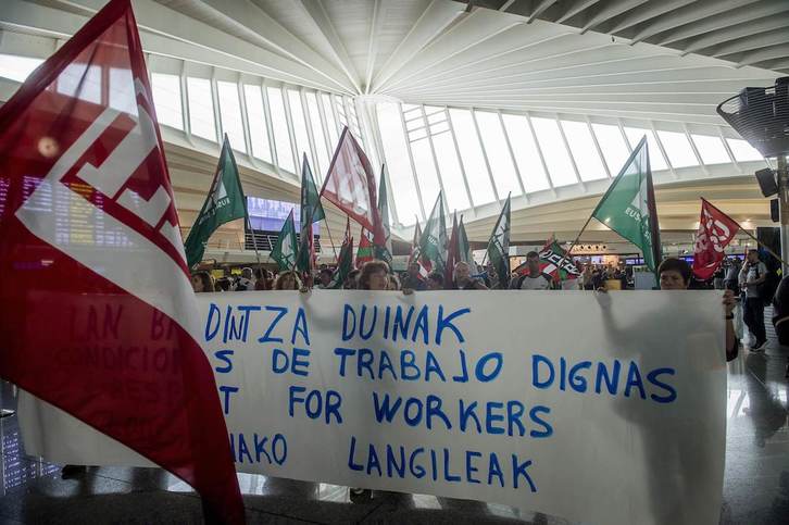 Protesta el lunes, 1 de julio, en el hall del aeropuerto. (Luis JAUREGIALTZO | FOKU)