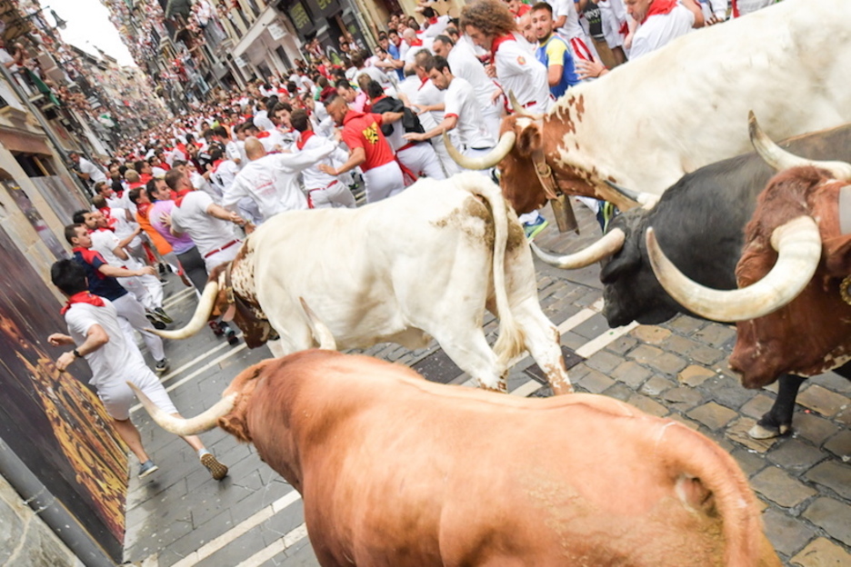 La manada se dispone a recorrer la calle Estafeta. (Idoia ZABALETA / FOKU)