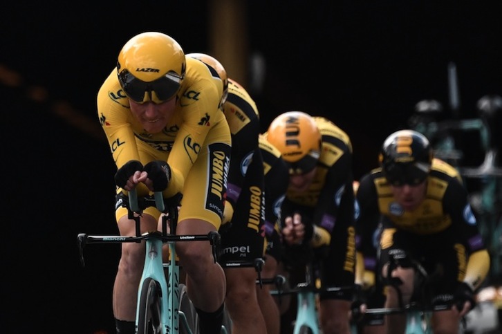 El líder Teunissen encabeza la marcha del Jumbo-Visma en la crono. (Marco Bertorello/AFP) 