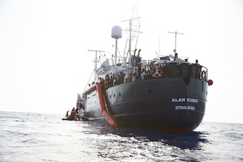 El Alan Kurdi, durante el rescate de 65 personas de un bote de goma sobrecargado en aguas internacionales frente a la costa libia. (Fabian HEINZ | SEA-EYE.org / AFP)