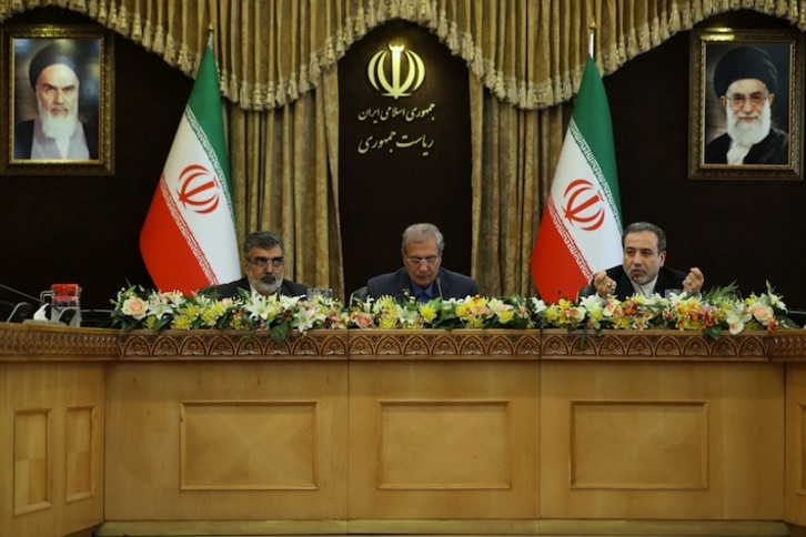 Behrouz Kamalvandi, portavoz de la Organización de Energía Atómica de Irán; Ali Rabiei, portavoz del Gobierno, y  Abbas Araqchi, viceministro de Exteriores, comparecen en Teherán. (PRESIDENCIA DE IRÁN / AFP)