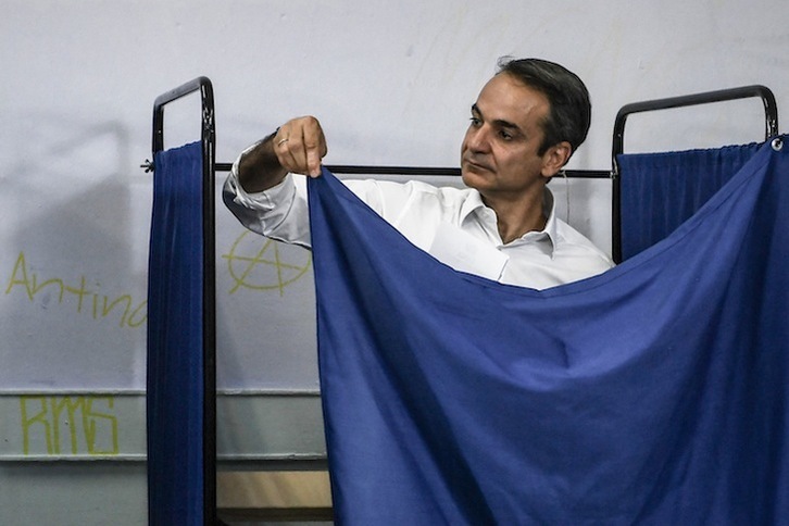 El líder de Nueva Democracia, Kyriakos Mitsotakis, en el colegio electoral. (Aris MESSINIS | AFP)