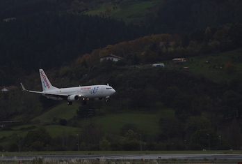 Un avión despega de Loiu. (Luis JAUREGIALTZO/FOKU)