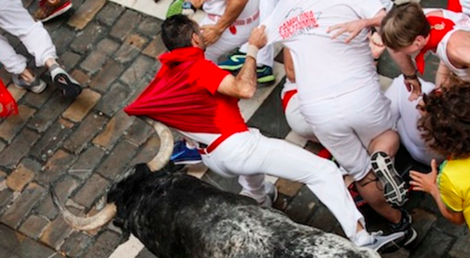 Après avoir été encorné, l’homme au t-shirt rouge a été trainé par le taureau. ©Inaki Vergara/FOKU)