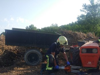 Los bomberos de Zangoza han acudido al lugar del accidente   @bomberos_na