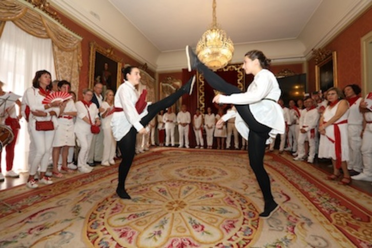 Danza que celebra el hermanamiento con Baiona. (AYUNTAMIENTO DE IRUÑEA)