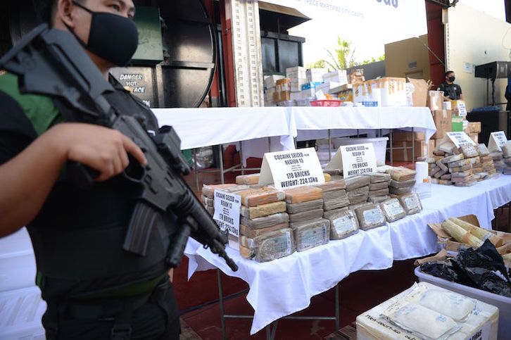 Policías en una de operación antidroga en Filipinas. (Ted ALJIBE/AFP)