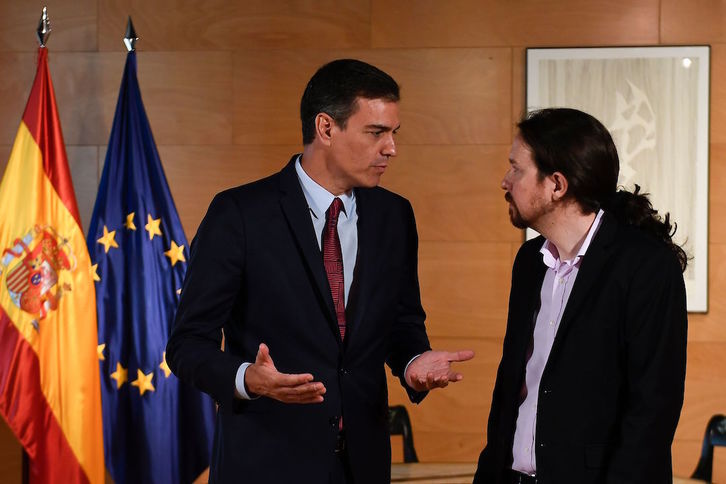 Pedro Sánchez junto a Pablo Iglesias. (Pierre-Phillipe MARCOU / AFP)