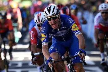 Viviani celebra la victoria lograda por delante de Kristoff y Ewan. (Jeff Pachoud/AFP)