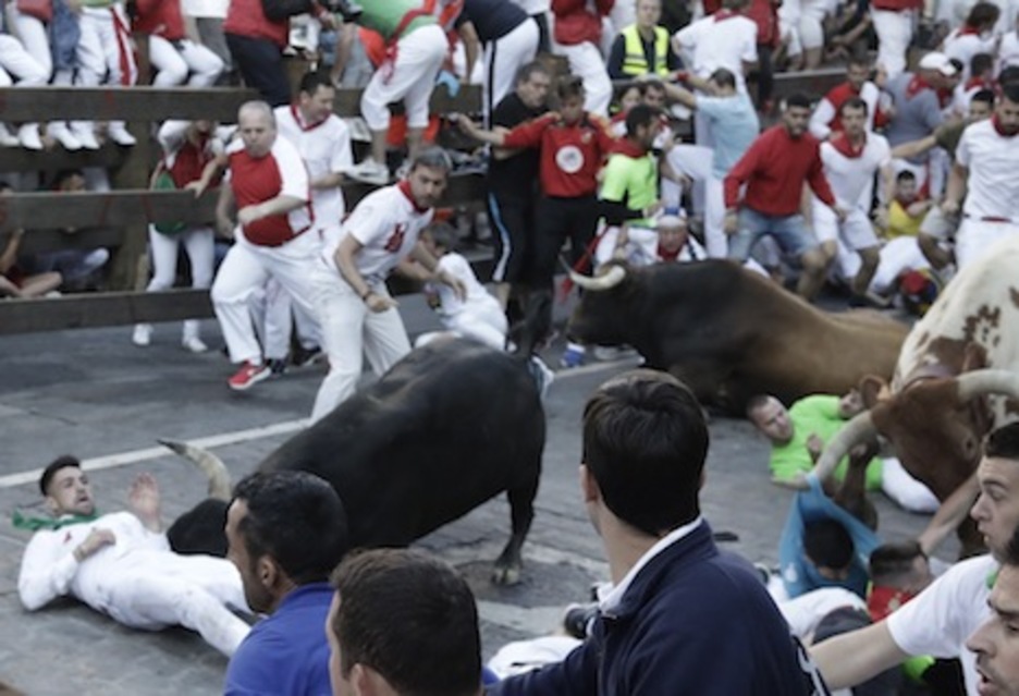Dos toros ruedan por el suelo en Telefónica generando momentos de mucho peligro. (Joseba ZABALZA/FOKU)
