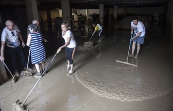 Auzolan tras las inundaciones del lunes en Tafalla. (Jagoba MANTEROLA/FOKU)