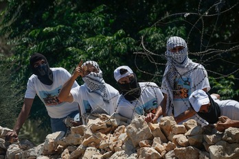 Jóvenes palestinos, durante unos enfrentamientos con fuerzas sionistas en Kfar Qaddum, cerca de Nablús. (Jaafar ASHTIYEH / AFP)