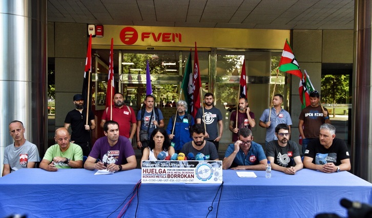 Representantes sindicales en la comparecencia ante la sede de la FVEM. (Marisol RAMIREZ | FOKU)