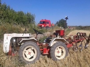 Tractor en el que ha fallecido una persona en Tulebras. (@POLICIAFORAL_NA))