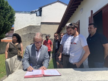 Les jeunes d'Hendaye et la mairie ont signé une convention pour le nouveau Gaztetxe. ©Iurre Bidegain