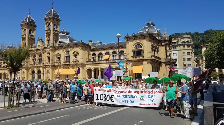 En Donostia se ha llevado a cabo una manifestación. (ALDERDI EDERREKO PENTSIODUNAK)