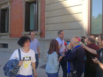 La delegación del PSN a su llegada al Parlamento. (@MartxeloDiaz)