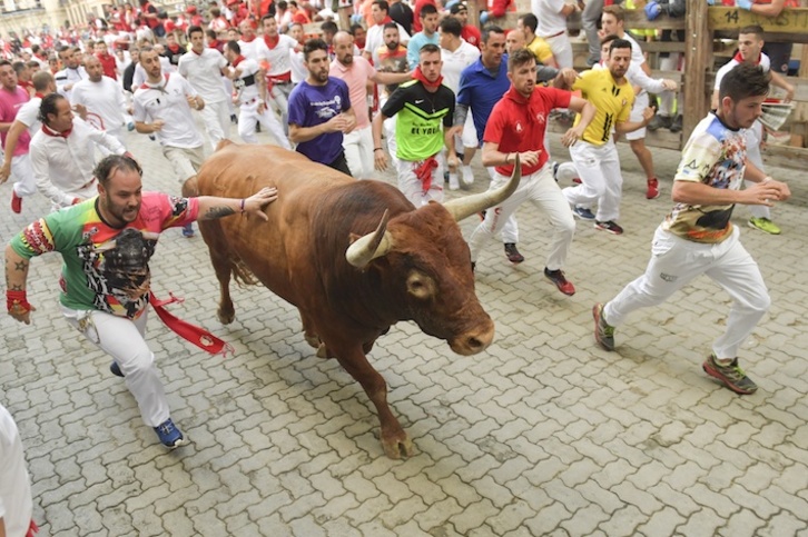 Un corredor toca a una de las reses. (Idoia ZABALETA/FOKU)