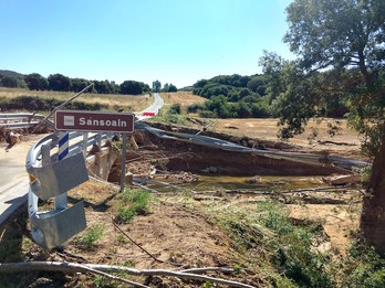 El puente de Sansoain derribado por al riada. (Aritz Intxusta)