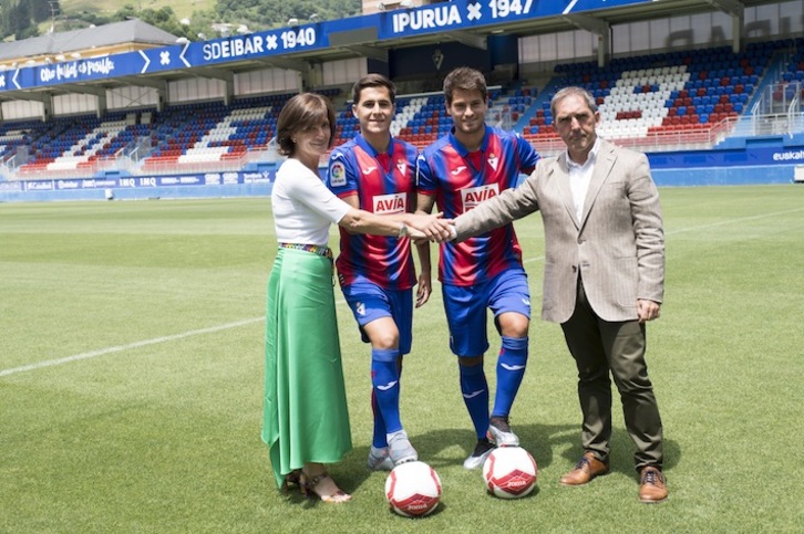 Imagen de los dos jugadores con Amaia Gorostiza y Fran Garagarza (Juan Carlos RUIZ / FOKU)