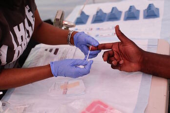 Una personas se somete a la prueba del VIH en Nueva York. (Kena BETANCUR/AFP)