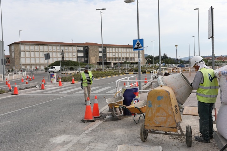 Obras en los pasos peatonales de Monjardín. (IRUÑEKO UDALA)