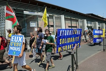 Protesta de solidaridad a los refugiados ante la prefectura de Baiona. Bob EDME