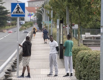 Migrantes en el punte Santiago que une Irun a Hendaia. (Gorka RUBIO / FOKU)