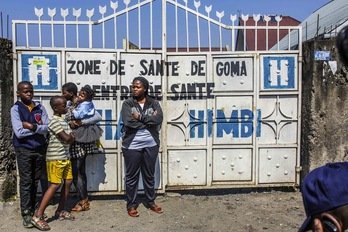 Residentes de Goma esperan a ser vacunados. (Pamela TULIZO / AFP)