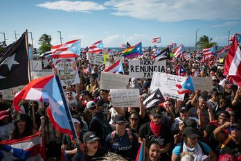 Un momento de la multitudinaria movilización que recorrió las principales calles de San Juán para pedir la dimisión del gobernador Roselló. (Eric ROJAS/AFP)