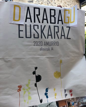 Hau da Hona hemen Araba Euskaraz 2020ko edizioaren leloa eta logoa. (@arabaeuskaraz)