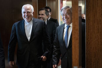 El ministro de Exteriores iraní, Mohammad Javad Zarif, junto al secretario general de la ONU, Antonio Guterres, en Nueva York. (Drew ANGERER/GETTY IMAGES/AFP PHOTO)
