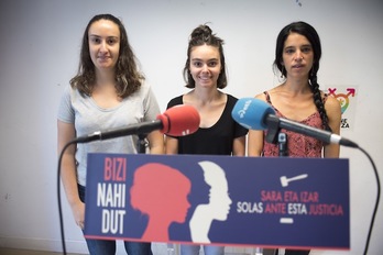 Miren Sierra, Malen Dominguez y Amaia Zurutuza, participantes de la plataforma Izar eta Sararen aldeko Babes Ekimena, han presentado la movilización del próximo 8 de setiembre. (Juan Carlos RUIZ/FOKU)