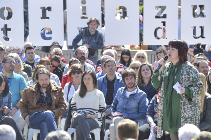 Ainhoa Aznárez interviene en un mitin de Podemos con Pablo Iglesias en Iruñea. (Idoia ZABALETA/FOFKU)