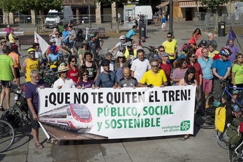 La marcha ciclista ha comenzado en la Plaza del Castillo de Iruñea. (Iñigo URIZ/FOKU)