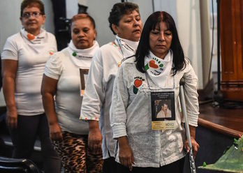 Familiares de desaparecidos en la Operación Orion, llevada a cabo por militares en la Comuna 13 de Medellín, asisten el pasado día 17 a una audiencia especial en la Jurisdicción Especial para la Paz. (Joaquín SARMIENTO/AFP)