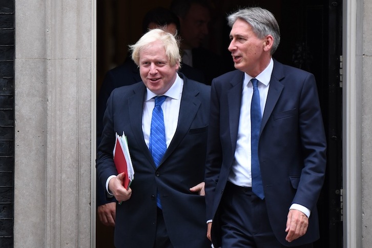 Johnson y Hammond, saliendo del 10 de Downing Street en 2017. (Chris RATCLIFFE | AFP)