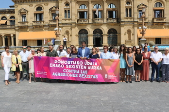 Donostiako Udaleko alderdi guztietako ordezkariek elkarretaratzea egin dute udaletxearen aurrean Antigua auzoan izandako erasoa salatzeko. (DONOSTIAKO UDALA)