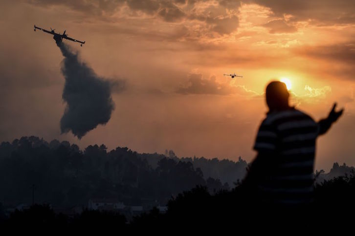Aviones en labores de extinción del fuego. (Patricia DE MELO MOREIRA/ AFP)