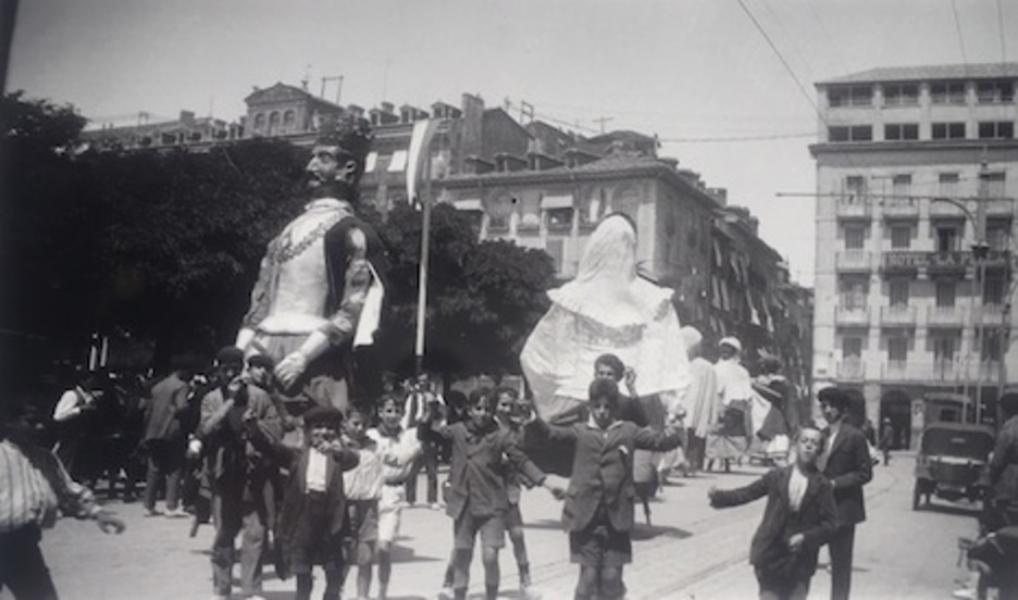 La Comparsa de Gigantes y Cabezudos en la plaza del Castillo, 1930. (José BELZUNCE)