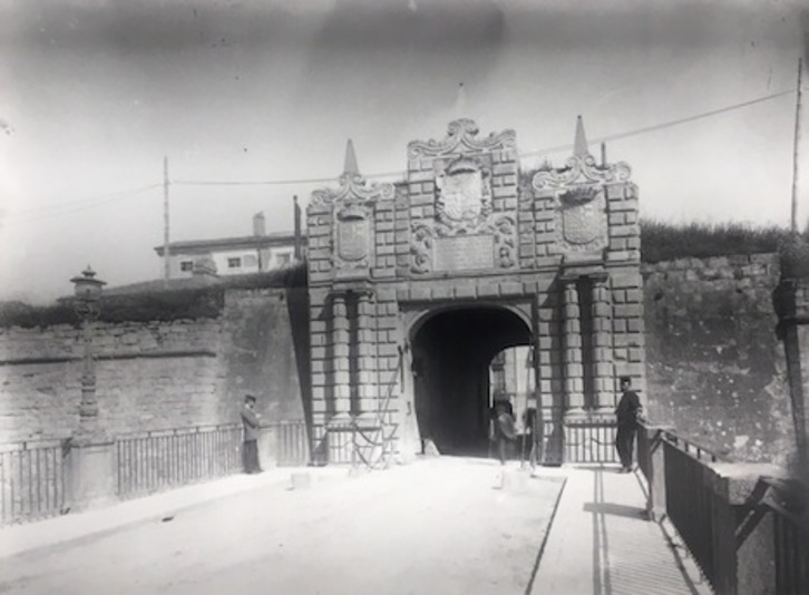 El portalero de San Nicolás recibía un sobresueldo porque por ese lugar pasaban todos los cargamentos de uva y vino que entraban en Iruñea. (Fotografías: ARCHIVO GENERAL DE NAFARROA Y ARCHIVO MUNICIPAL DE IRUÑEA)