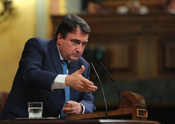 Aitor Esteban, en la tribuna de oradores del Congreso. (J.DANAE/FOKU)