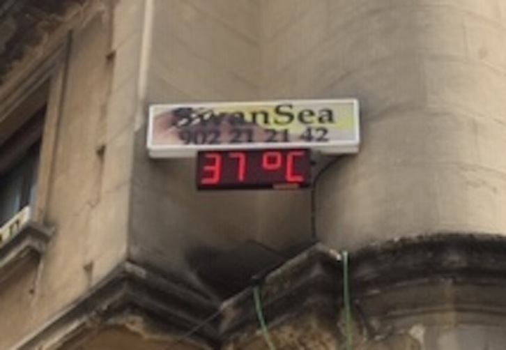 Un reloj marca 37 grados en la plaza del Castillo de Iruñea.