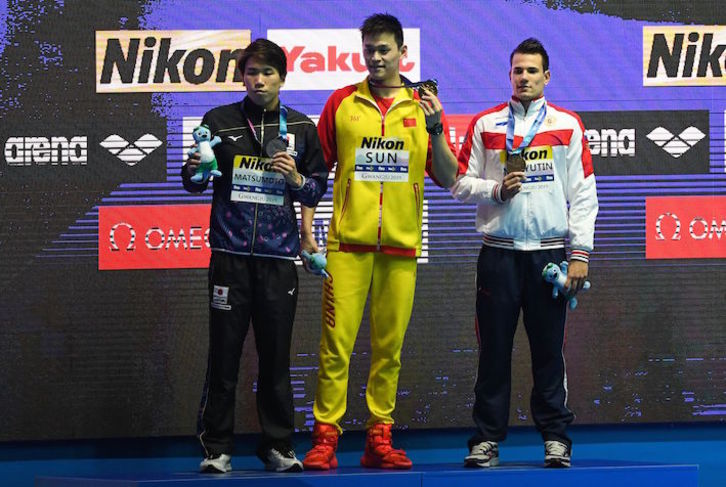 Sun Yang, junto con Matsumoto y Malyutin en el podio. (Manan VATSYAYANA/AFP)